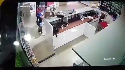 Vajza vjedh portofolin në bllok por harron detajin