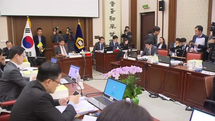 朴 구속 연장·재판 거부 두고 여야 설전 / YTN