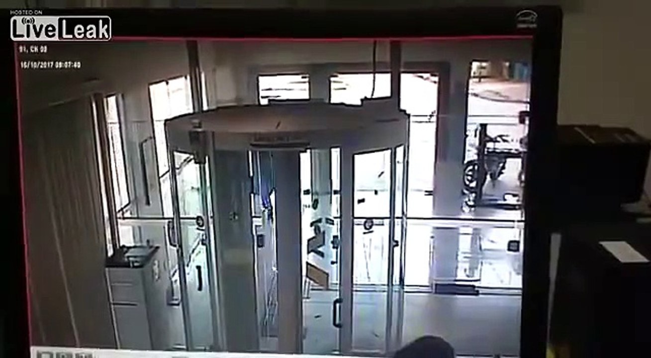 Bank Robber Get Shot And Dies.