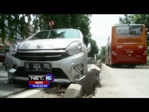 Mobil Tabrak Pembatas Busway di Jakarta - NET16