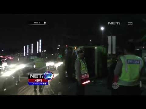 Menghantam Jalan Rusak, Truk Bermuatan Terguling - NET5