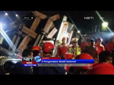 Truk Terguling di Pulo Gadung, Mobil dan Motor Terjepit - NET24