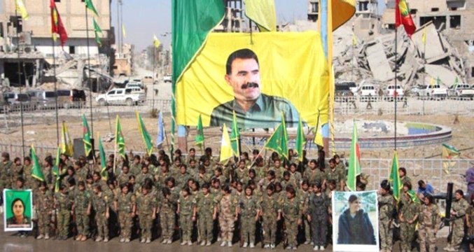 Pentagon, Destekledikleri PKK/PYD'li Teröristlerin Rakka'da Öcalan Posteri Açmasını Kınadı