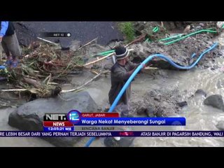 下载视频: Jembatan Ambruk, Warga Nekat Sebrangi Sungai Deras di Garut - NET 12