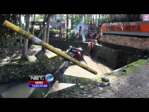 Sebuah Mobil Minibus Bak Terbuka Terjun Ke Sungai di Tabanan Bali - NET 12