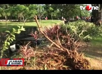 Pengemudi Mengantuk, Mobil Tabrak Pohon dan Masuk Kanal Air