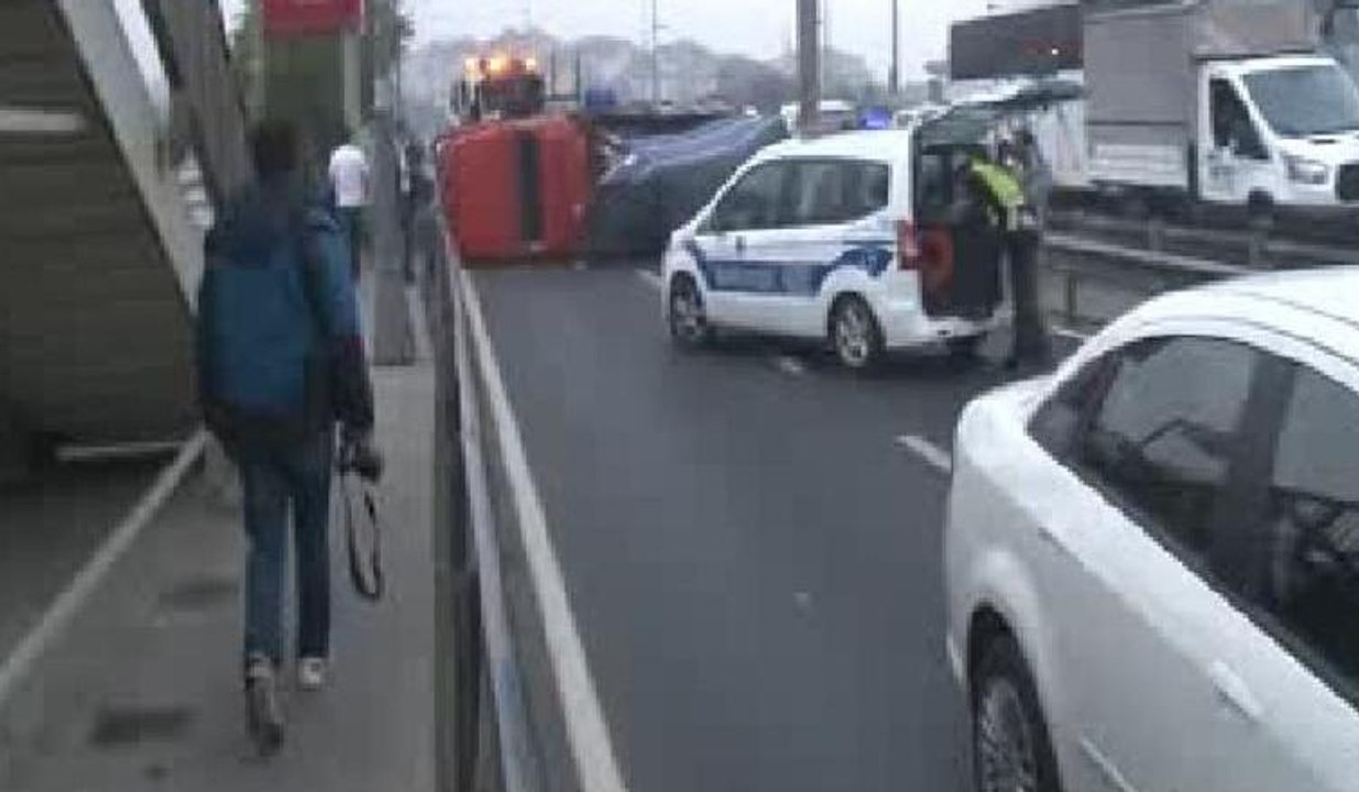 Çağlayan'da kamyonet devrildi, yol trafiğe kapandı