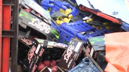 E-5 'Te Sebze Meyve Yüklü Kamyonet Devrildi