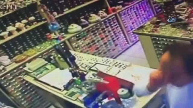 Müşteri Kılığındaki Hırsız Dükkandan Cep Telefonununu Böyle Çaldı
