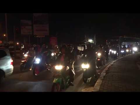 Kepadatan Para Pemudik Di Karawang Petugas Lalu Lintas Masih Buka Sistem Dua Arah - NET 5