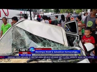 Mini Bus Ringsek Tertimpa Pohon Tumbang - NET24