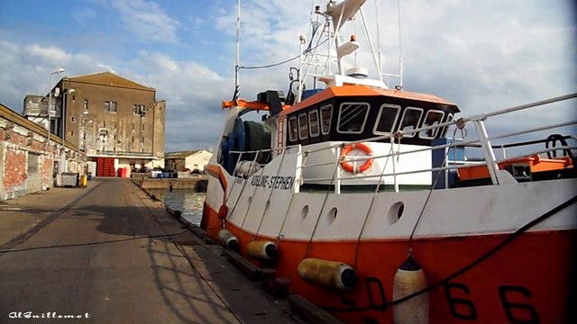 L'ancienne glacière de Lorient est un imposant bloc de béton gris construit en 1920 .