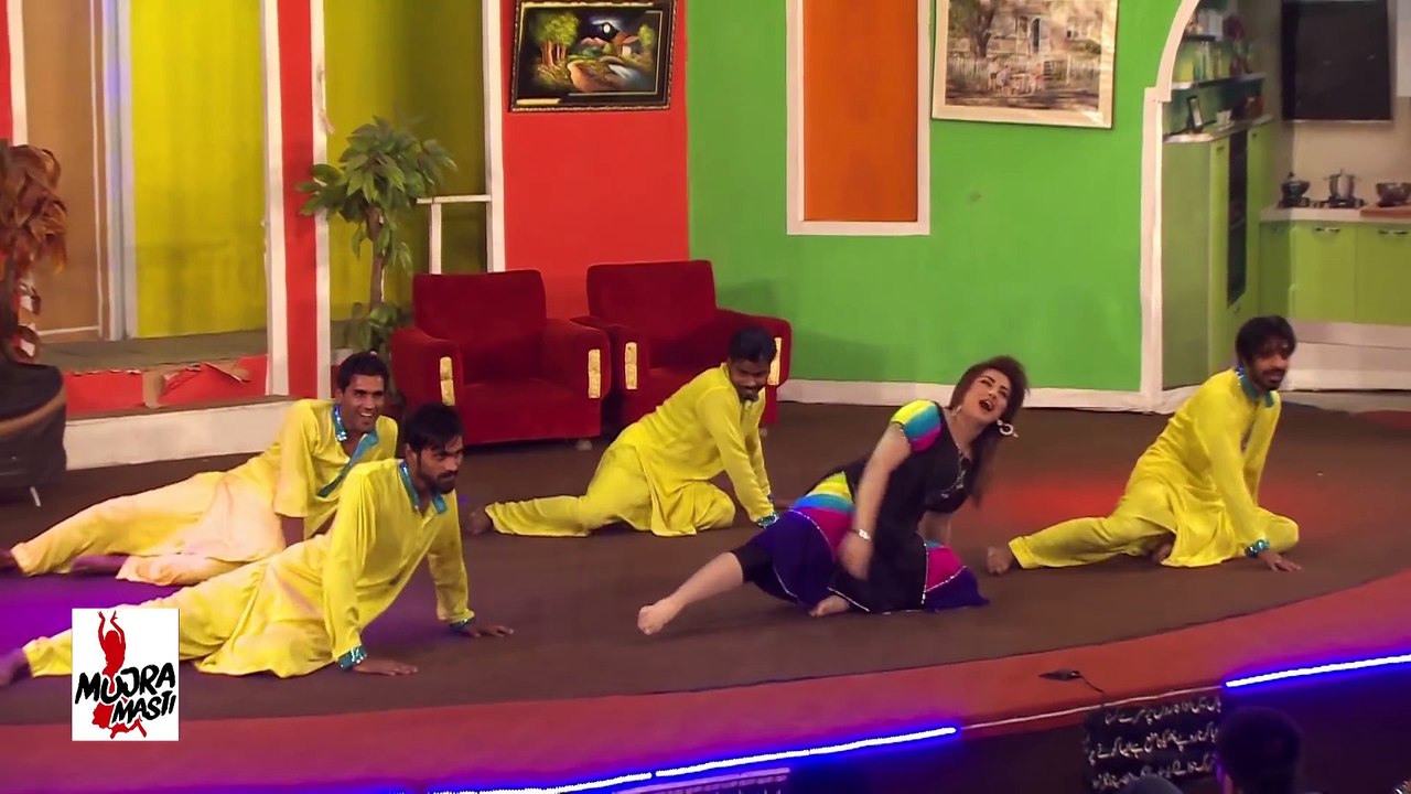 UNSEEN QISMET BAIG MUJRA ZARA THORA JINA - 2017 PAKISTANI MUJRA DANCE - YouTube