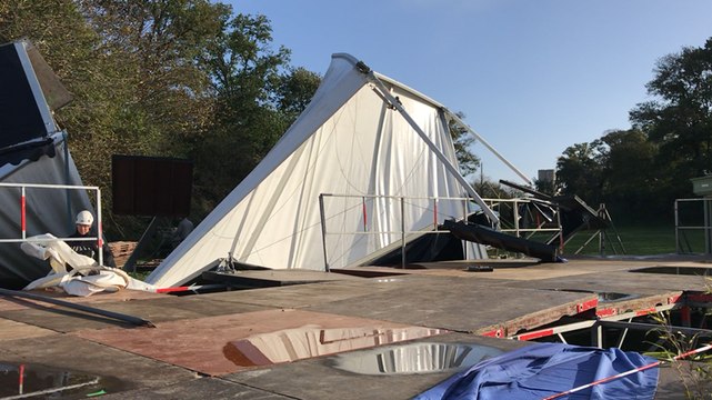 Les chapiteaux de la cérémonie de la Sablière renversés par le vent