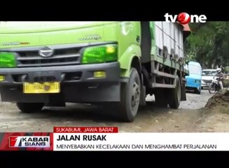 Jalan Provinsi Rusak, Warga Tanam Pohon Di Tengah Jalan