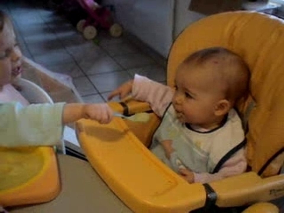 Nyla donne à manger à sa soeur !!!