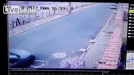 Korkunç motosiklet kazasında adamın ayağı kopuyor