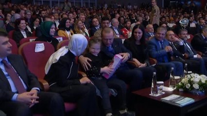 Down Sendromlu Minik Kız Cumhurbaşkanı Erdoğan'a Sarıldı, Başını Okşadı