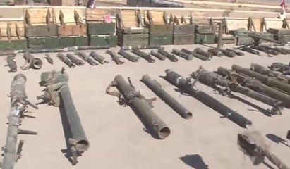 IŞİD sığınaklarında ele geçirilen İsrail ve NATO yapımı silahlar Suriye’de sergilendi
