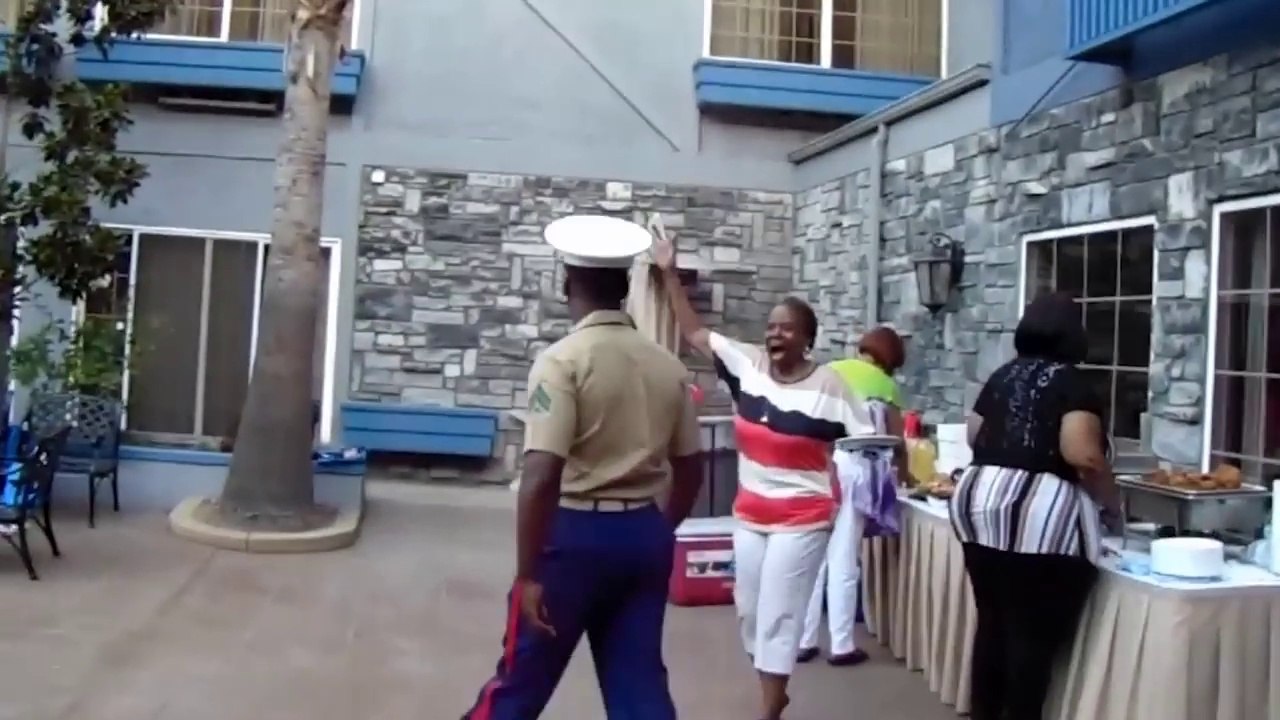 Quand un marine franchit la porte et surprend sa maman!!