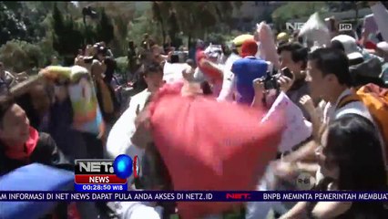 Keseruan Ratusan Warga Perang Bantal di Bulan April - NET24