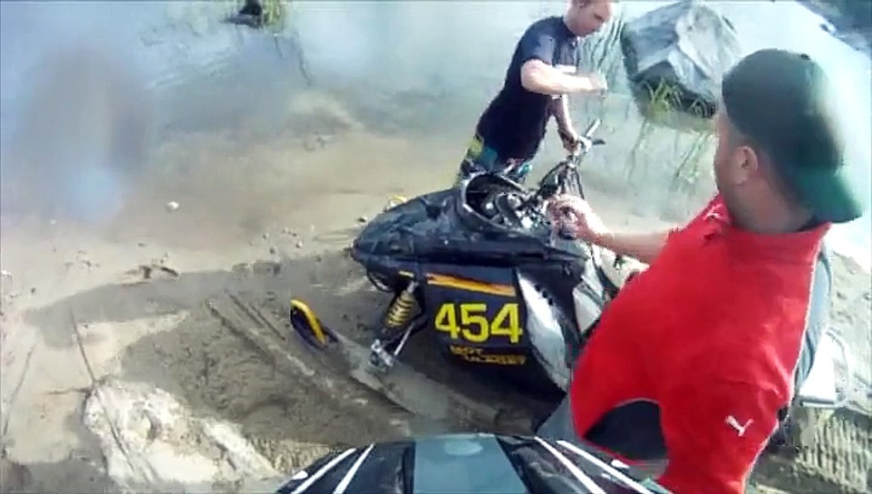 Sa motoneige accélère toute seule et traverse le lac pour aller s'ecraser dans les bois