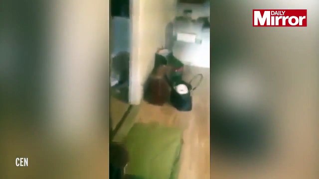 Il vire sa copine de la maison parce qu'elle vient de le tromper... Dégage!!!