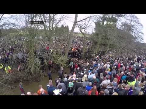 Bizzare tradisi unik warga Derbyshire Inggris - NET5