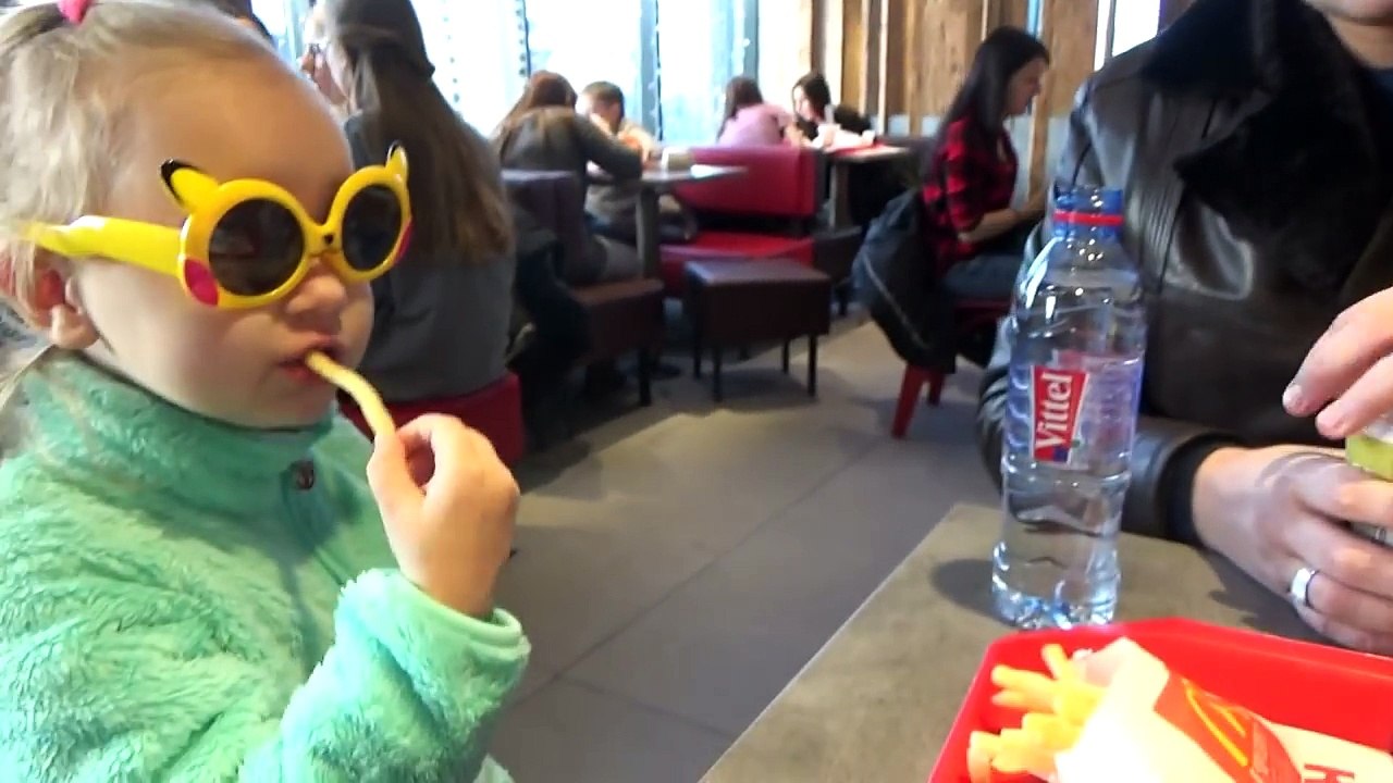 Алиса и Лёва в Зеркальном ЛАБИРИНТЕ Дом вверх дном и Домик ВЕЛИКАНА Развлечения для детей