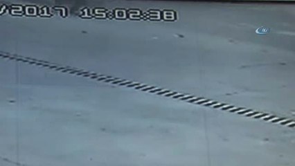 Otomobil Kaldırımda Yürüyen Çocuklara Böyle Çarptı... 16 Yaşındaki Çocuk, Çocukları Ezdi