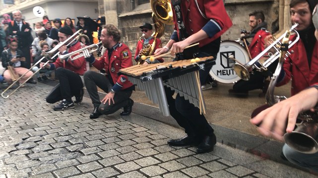 La fanfare Meute dans la rue Saint-Pierre