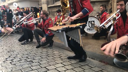 La fanfare Meute dans la rue Saint-Pierre