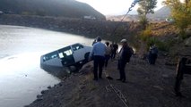 Park Halindeki Minibüs Baraj Gölüne Düştü