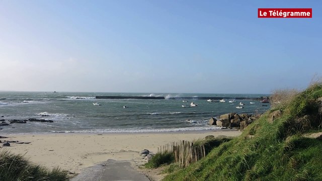 Coup de vent. La mer se déchaîne à Plouescat (29)