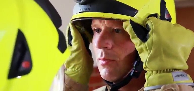 Deux pompiers reproduisent la chorégraphie de Dirty Dancing pour la bonne cause