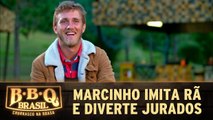 Marcinho imita rã e diverte jurados