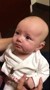 VAJZA DY MUAJSHE DËGJON PËR HERË TË PARË ZËRIN E MAMASË, REAGIMI PËRLOT MË SHUMË SE 10 MILION NJERËZ