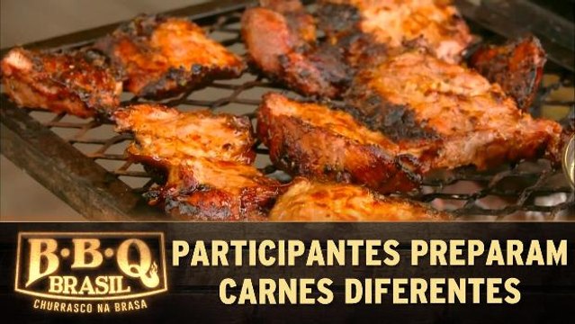Churrasqueiros preparam carnes diferentes