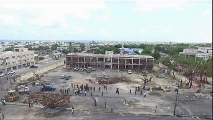 أهالي مقديشو يعيشون وقع الصدمة وآثار الانفجار الضخم