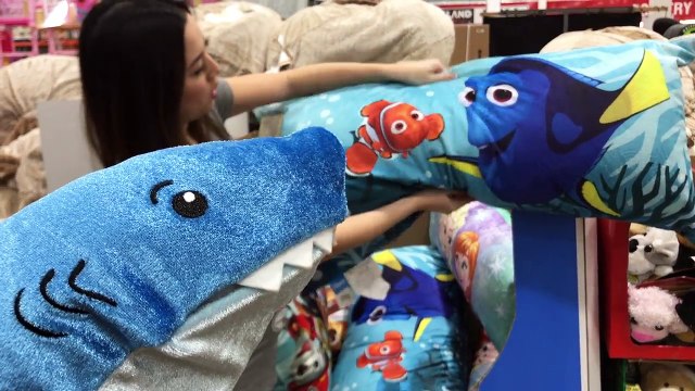 PET SHARK ATTACK! Eat Hotdog Giant Toy Hunt Disney Hotwheels Shopkins Princess ToysReview