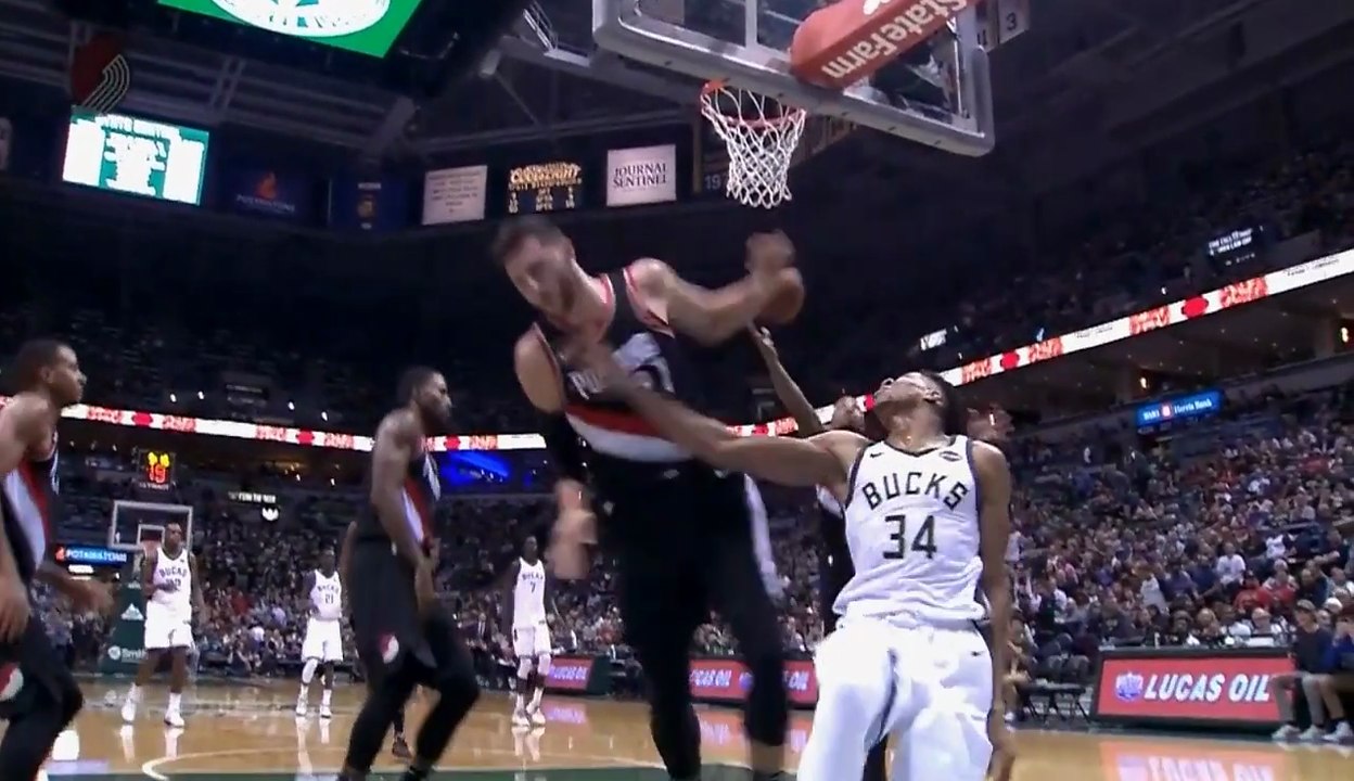 Jusuf Nurkić žestoka blokada vs Giannis