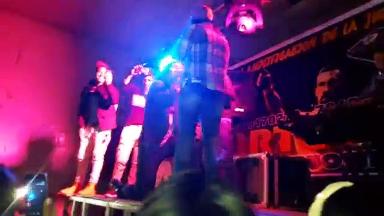 Elias Ayaviri Le Canta A Una Fans en Peru