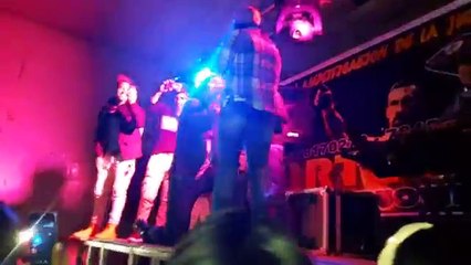 Elias Ayaviri Le Canta A Una Fans en Peru