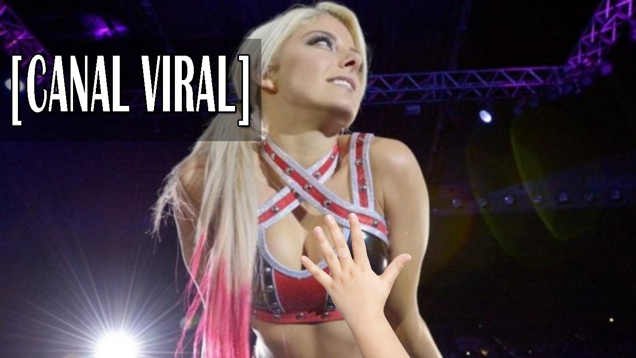 NIño manosea a diva de WWE | Alexa Bliss