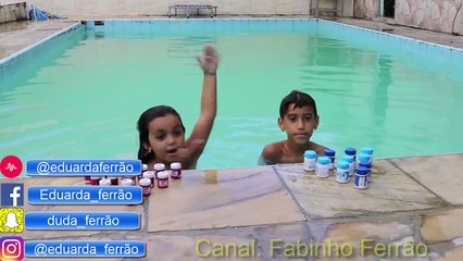 COLOCAMOS CORANTE AZUL E ROSA NA PISCINA DO VOVÔ - OLHA A REAÇÃO DELE