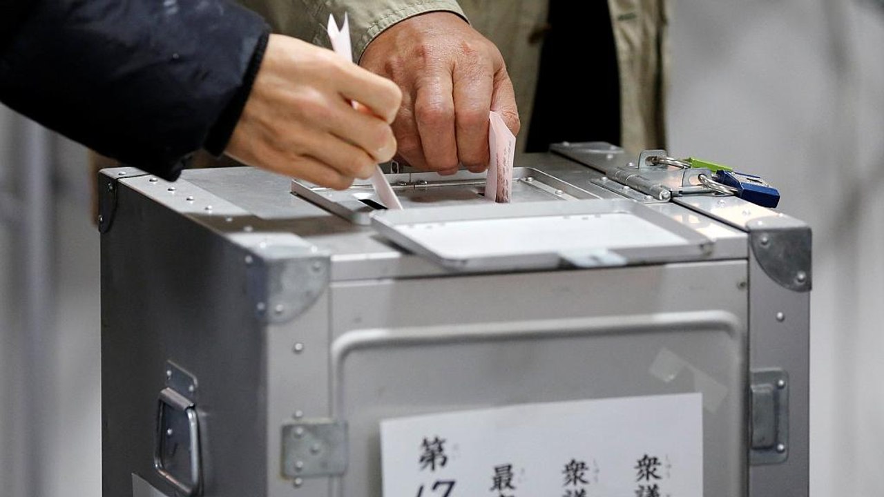 Klarer Sieg für Regierungschef Abe bei Parlamentswahl in Japan