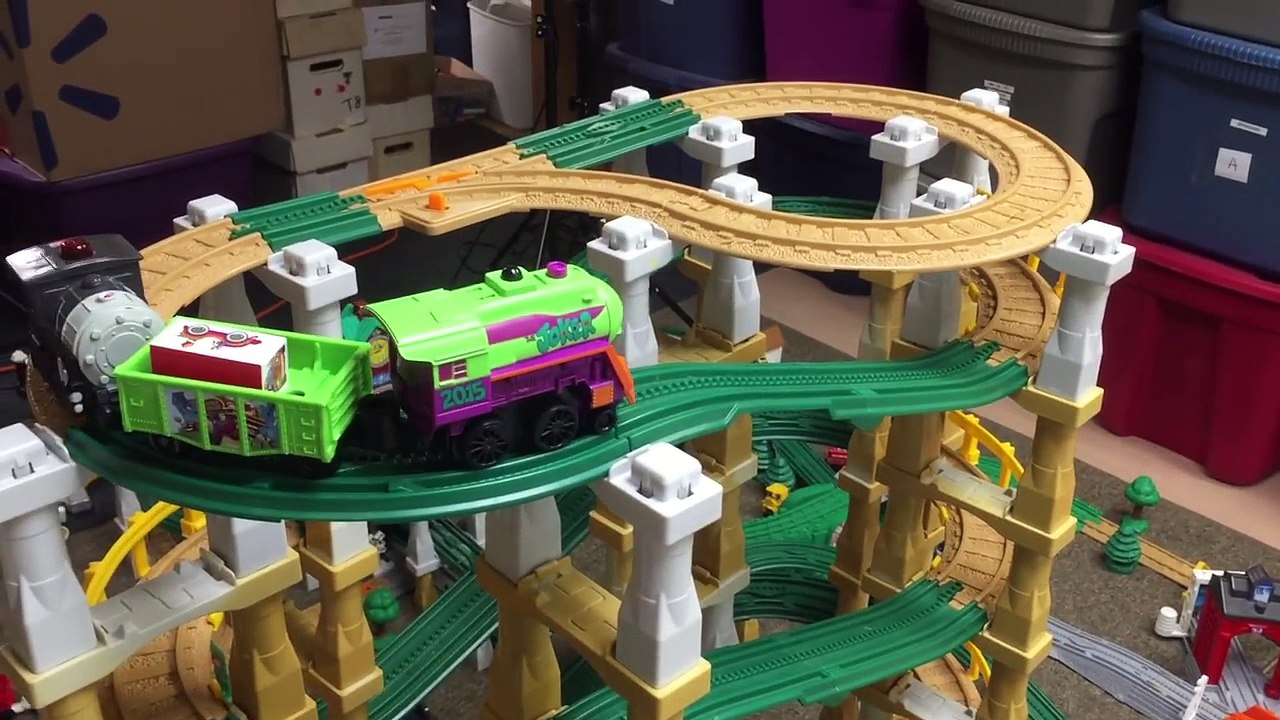 LIONEL BATMAN vs JOKER Train Set Imagineering compare to GEOTRAX Trains