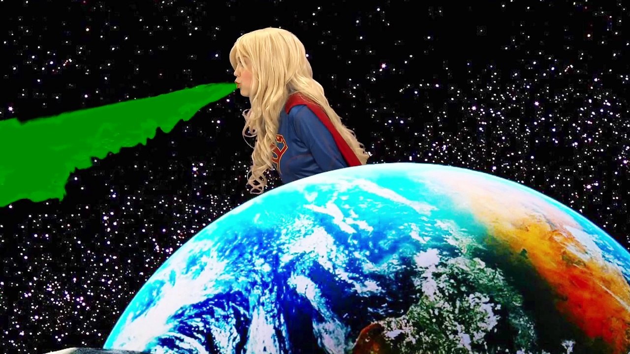 Spiderman in love with Poison ivy?!? Elsa and Spiderman Breakup? Supergirl saves the princesses