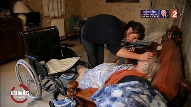 Une infirmière en panique en découvrant une patiente inconsciente sur son canapé - Regardez