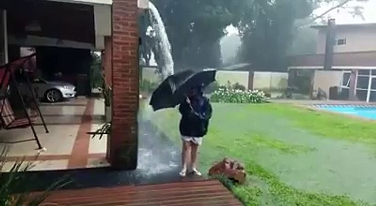 Impactante imagen cuando un rayo impacta por un niño que milagrosamente no falleció. Ocurrió en Argentina